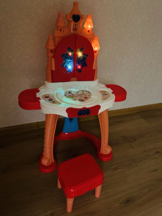 Трюмо. Туалетний столик