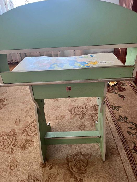 Стіл- парта дитяча, що зростає з дитиною