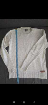 Sweter beżowy z łatkami