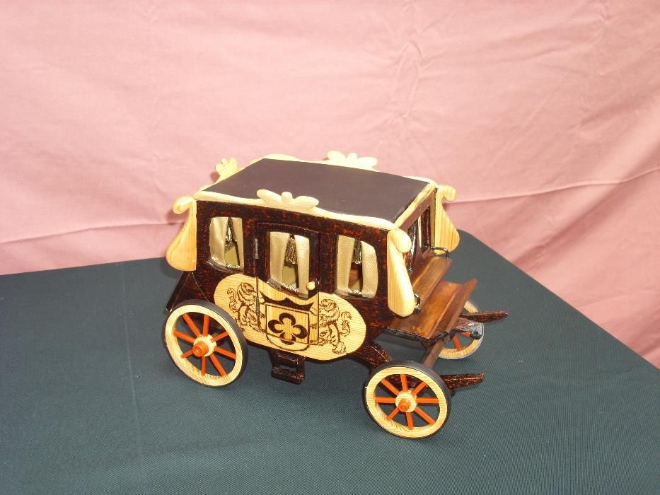 Carruagem em madeira artesanal toda pirogravada ( peça única )