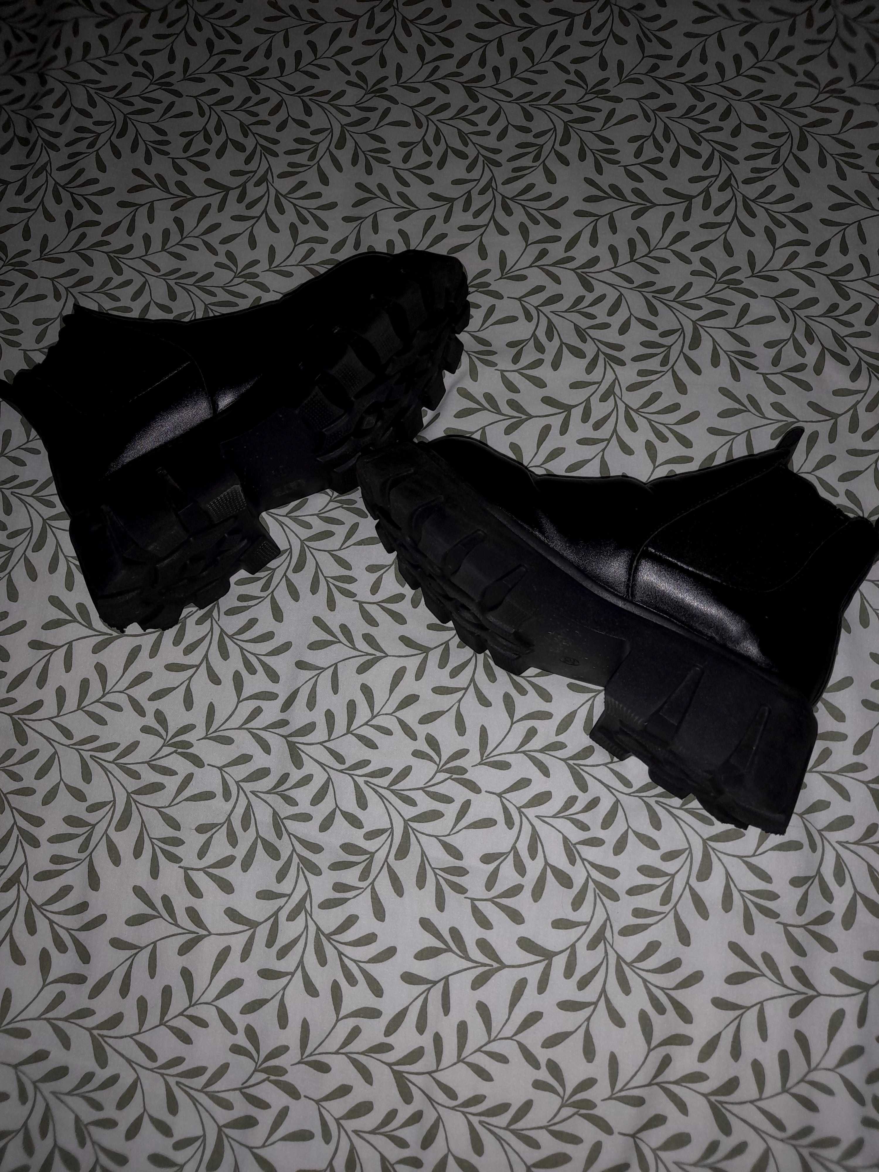 Botas pretas como novas