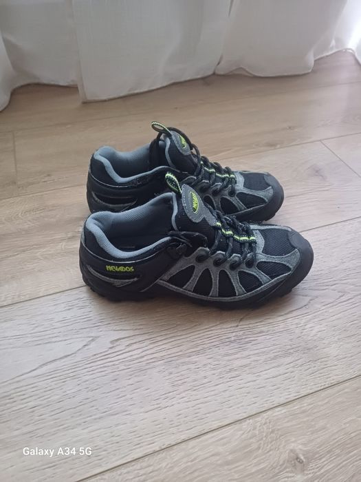 Кросівки розмір 36.5