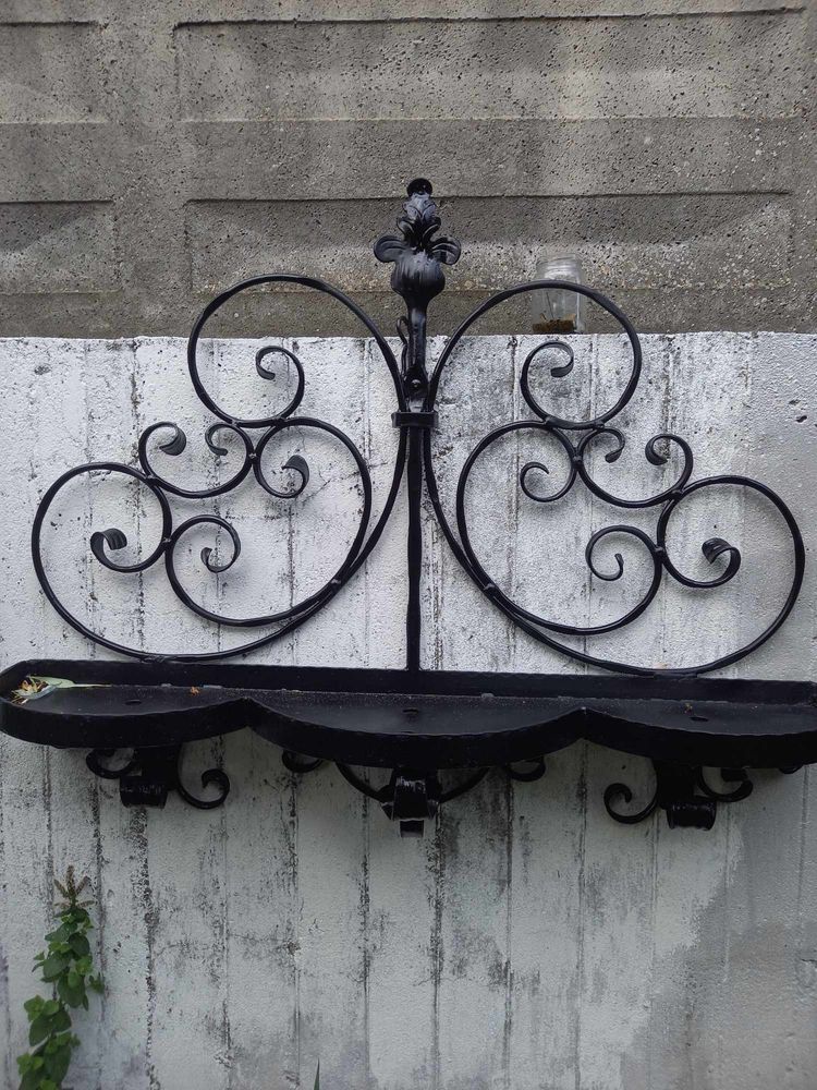 Metalowy kwietnik wiszacy na kwiaty