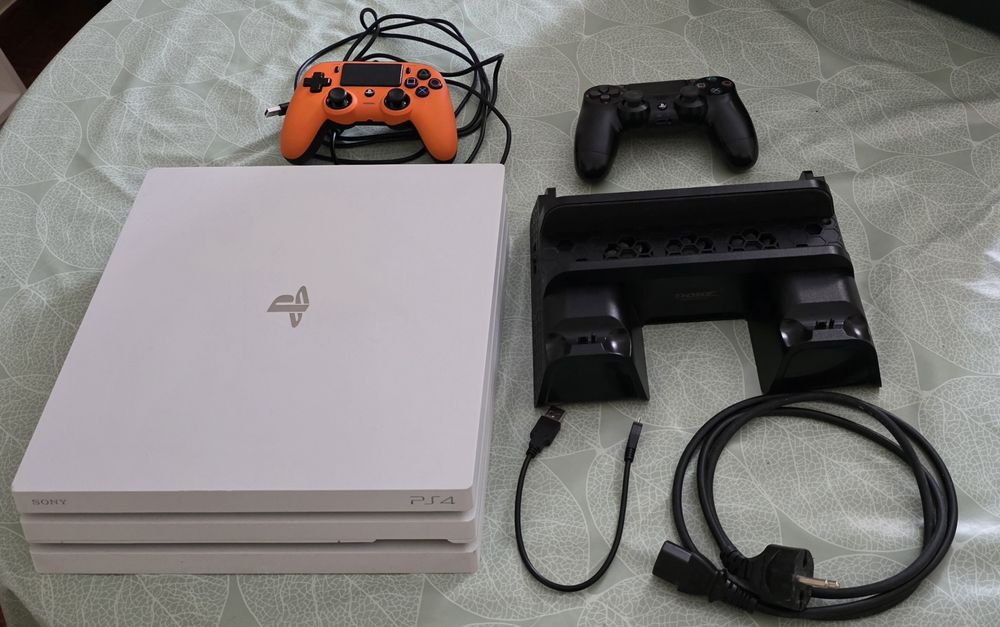Playstation 4 c base de arrefecimento e 2 comandos