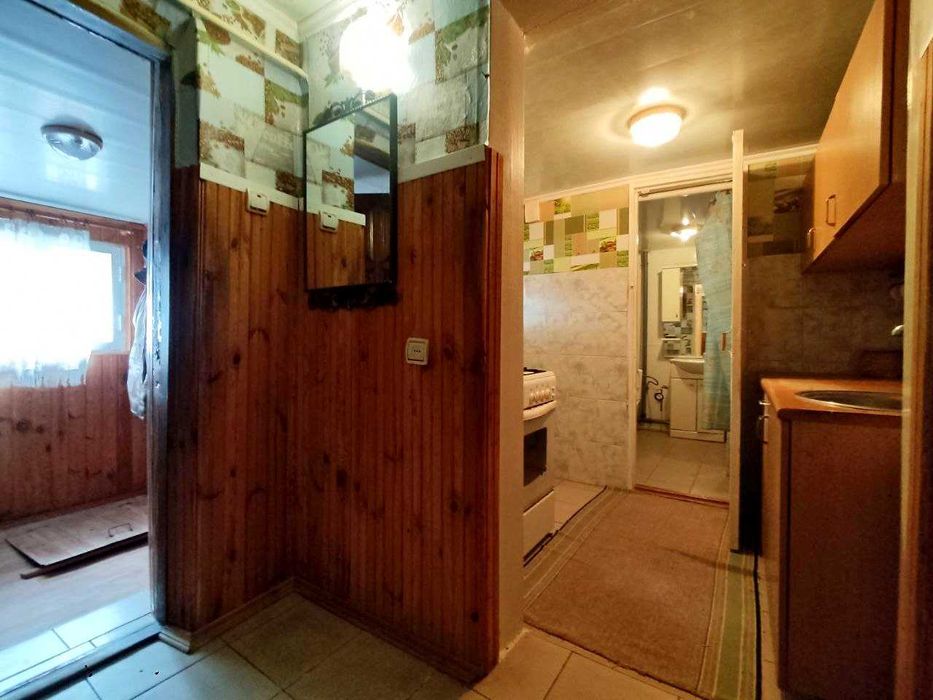 Продам частину будинку в гарному стані, з гаражем. (SP)