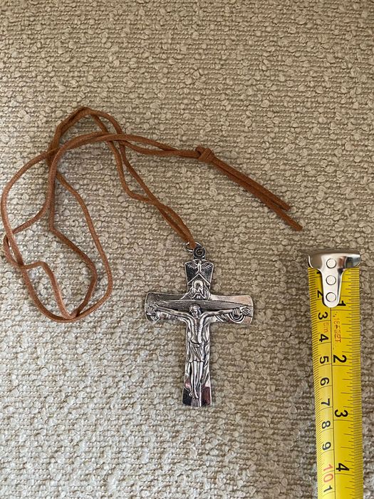 Duży krzyż na rzemyku damski męski