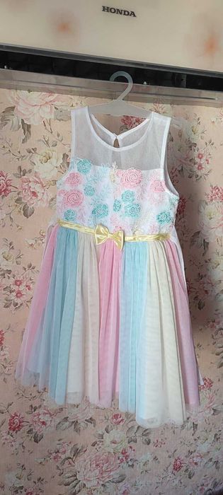 Продам святкове плаття  для дівчини 5-7 років