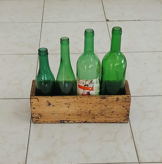 Antiga Caixa RESTAURADA, com 4 Garrafas de vinho VINTAGE