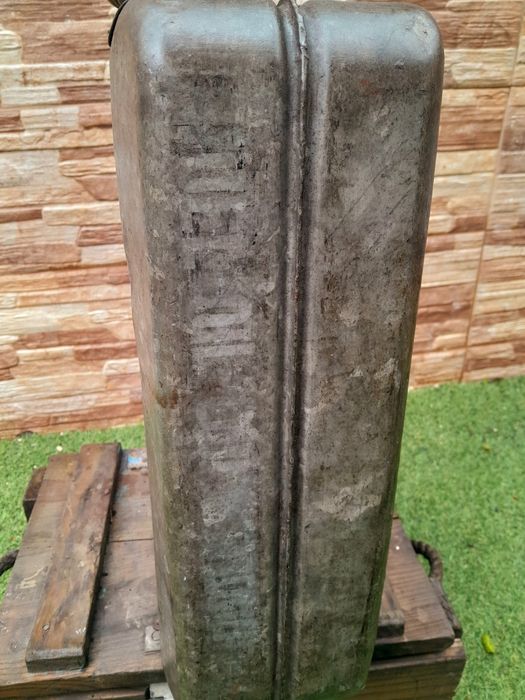 Antigo jarrican militar com bomba de combustível original