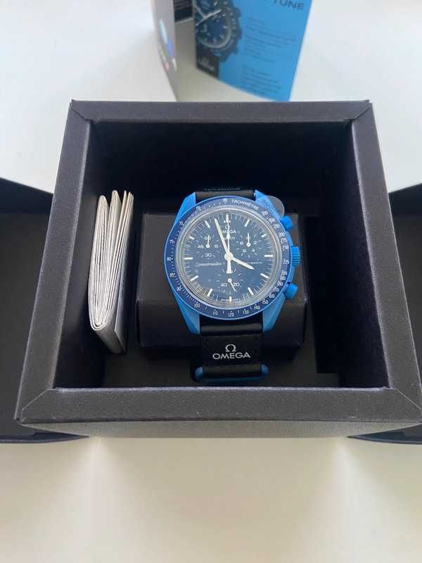 Omega Swatch SO33N100 – Neptun w Błękicie