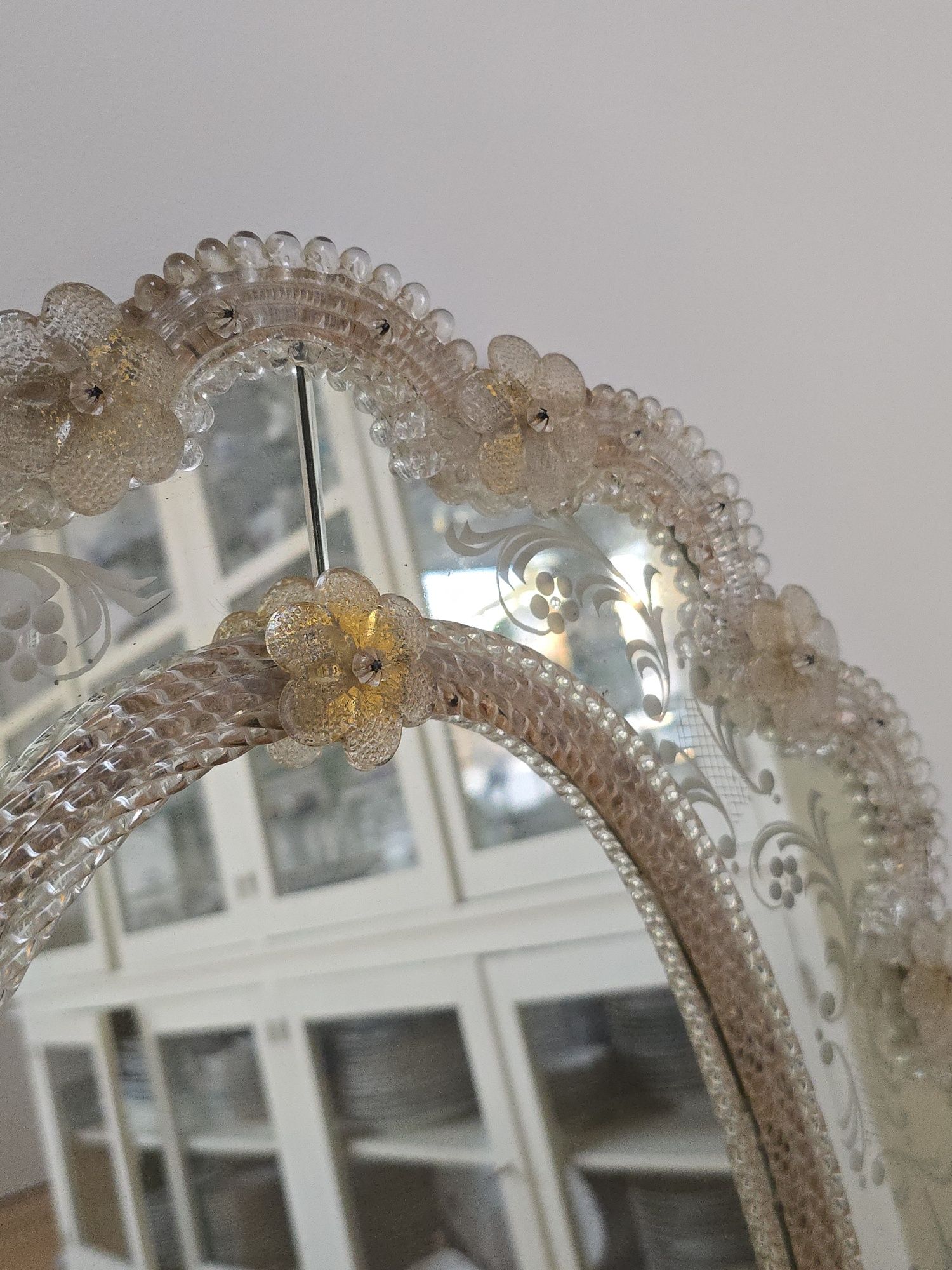 Elegante espelho oval em estilo veneziano