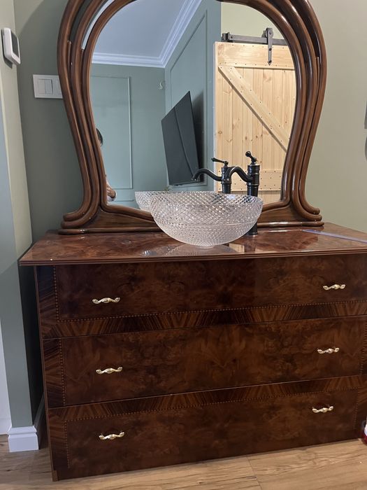 Piękna komoda z lustrem