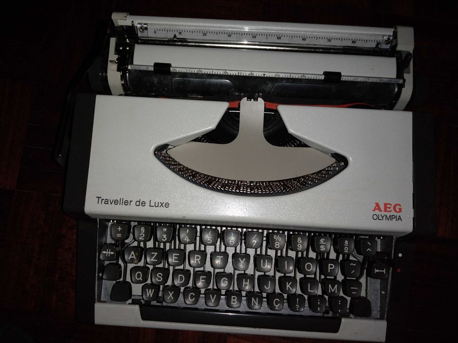 Maquina de escrever a funcionar