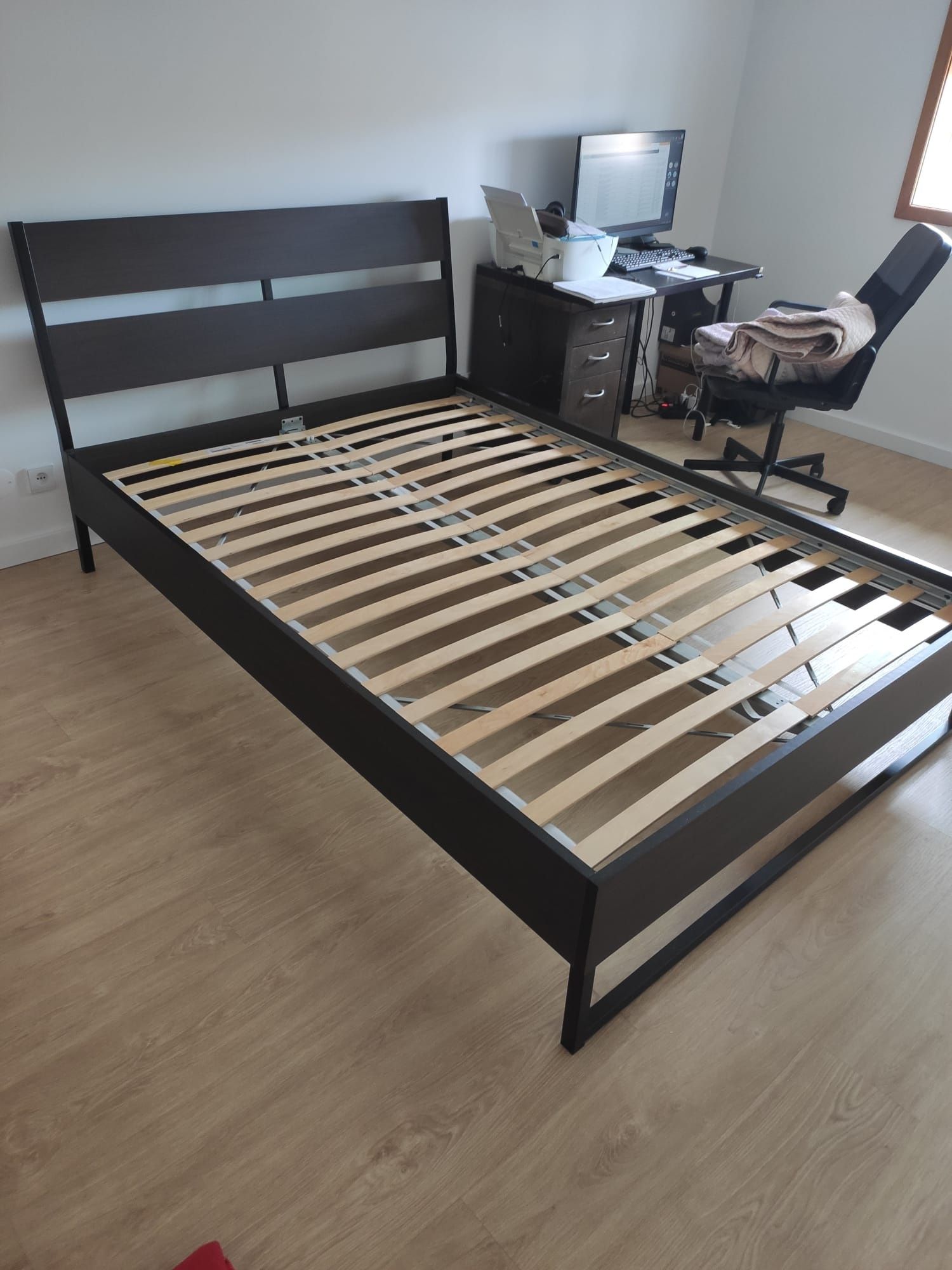 Cama casal Ikea TRYSIL preta estrado incluído
