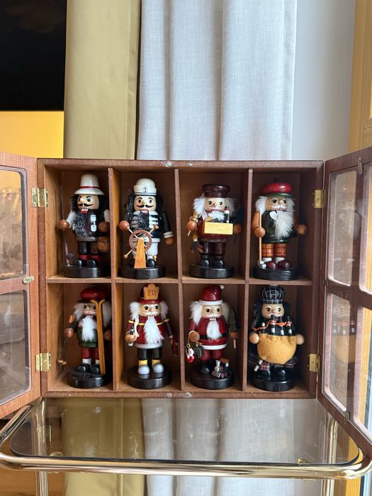 Witryna z 8 dziadkami do orzechów