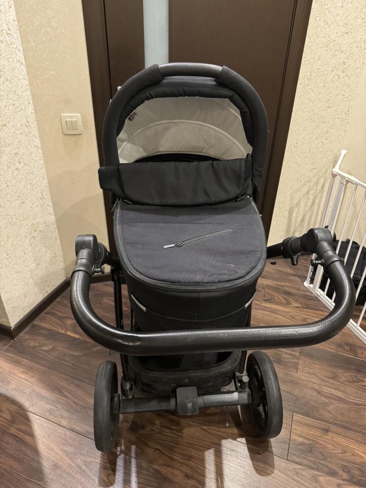 Продам коляску детскую (два в одном) прогулочная и основная