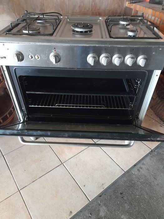Fogão impecável marca Saro