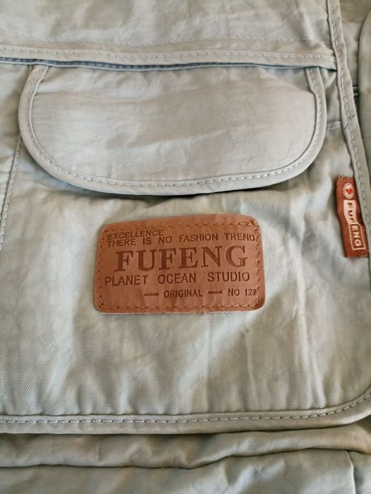 Сумка наплечная из влагостойкой ткани.