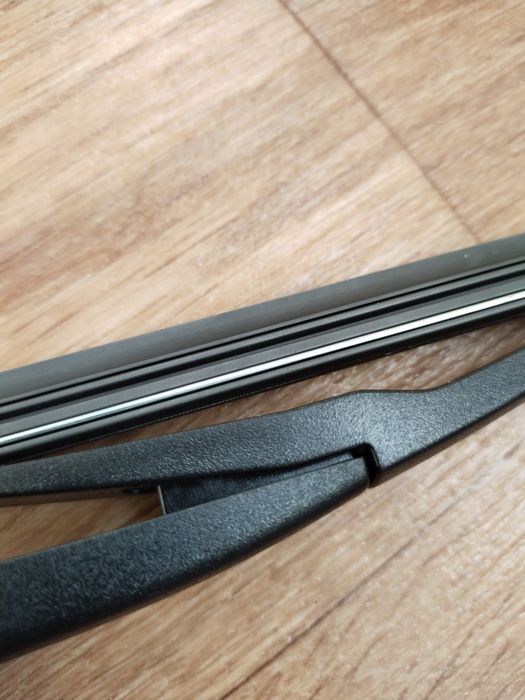 Двірник Пежо 3008.