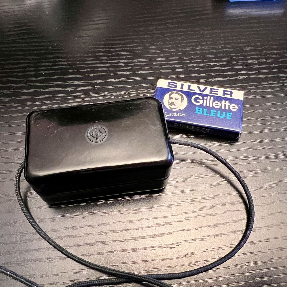 Ostrzarka do żyletek SNCF + żyletki Gillette Silver Bleue