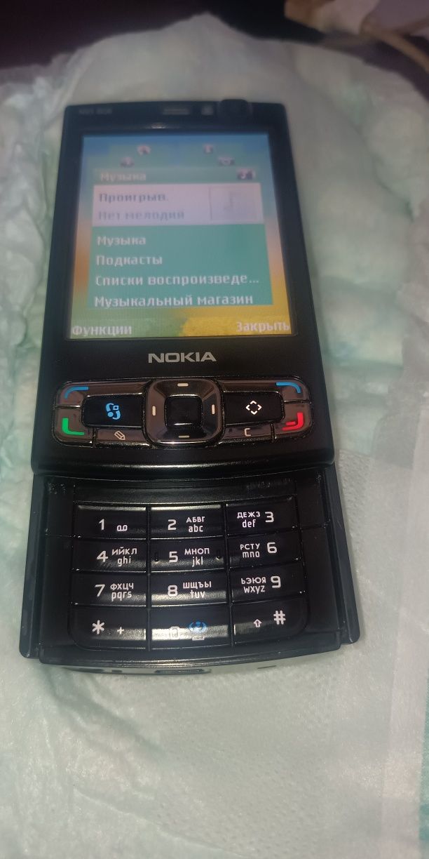 Nokia N95 — смартфон, произведенный Nokia в составе линейки портативны