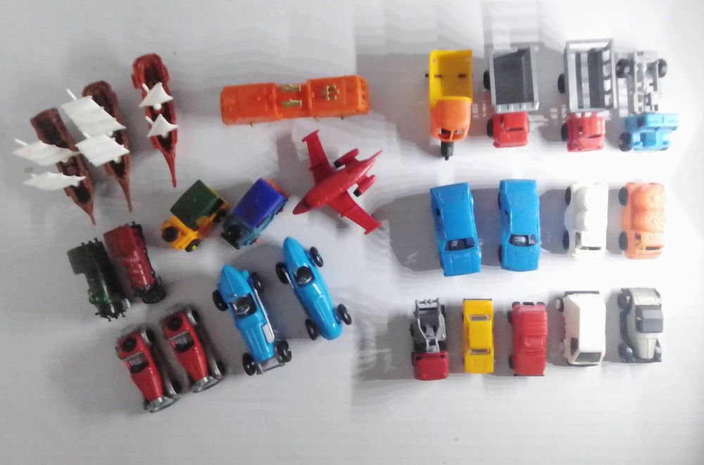 Carrinhos e barcos miniatura de plástico Kinder , Estrela e outros ant