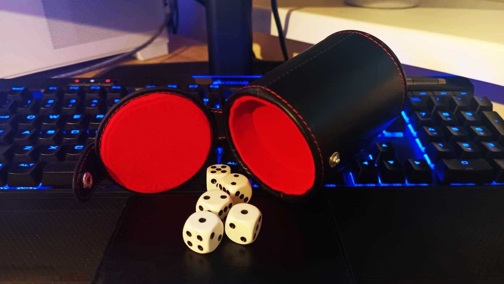 Kubek do gry w kości farkle i pozostałe. W zestawie 6 kości, ekoskóra!