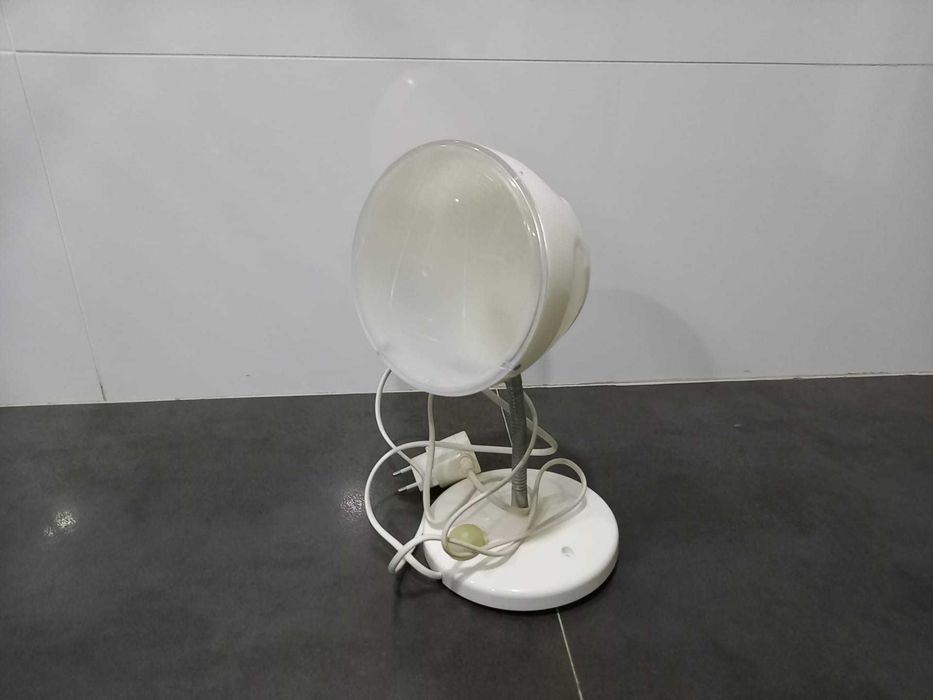 Candeeiro branco em excelente estado - Veja o preço!