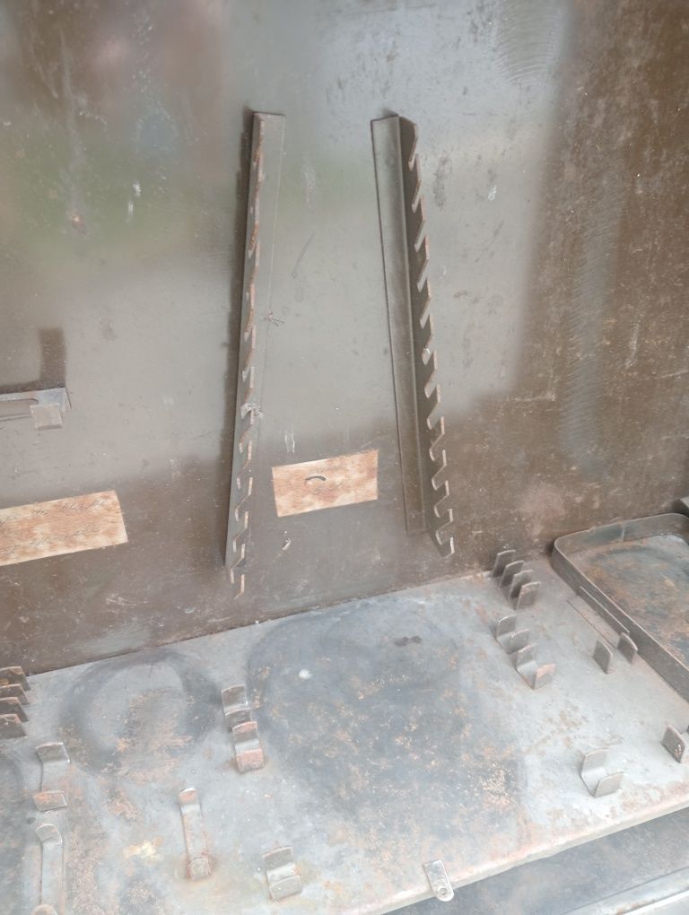 Szafka wisząca metalowa z epoki PRL