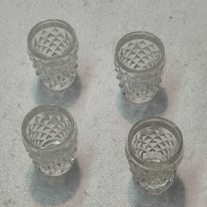 kieliszki tłoczone baryłeczki  staroć rodzinna