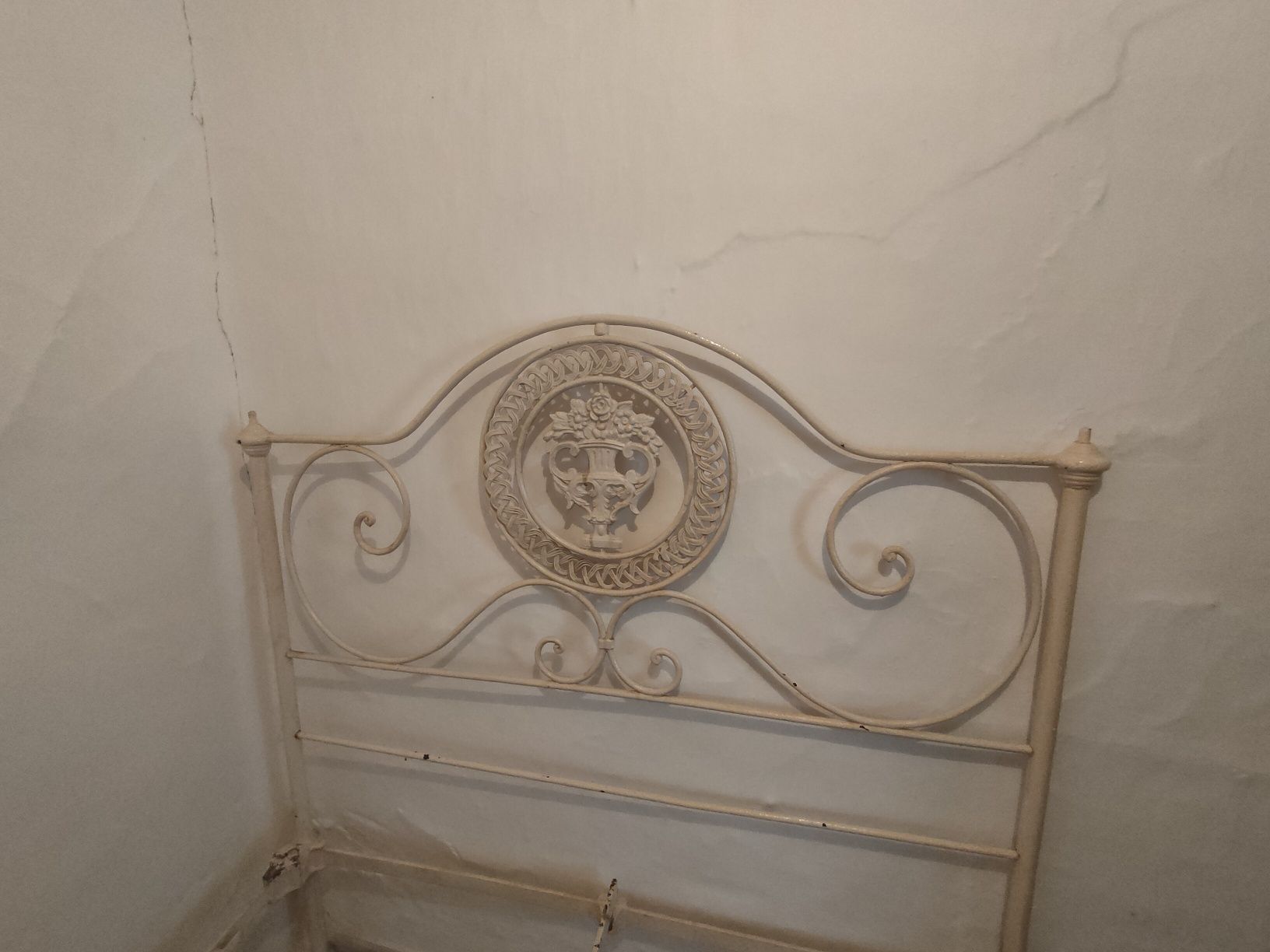Cama de ferro antiga.