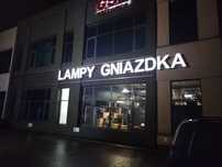 Litery LED świecące . Napisy podświetlane z plexi . Reklama zewnętrzna