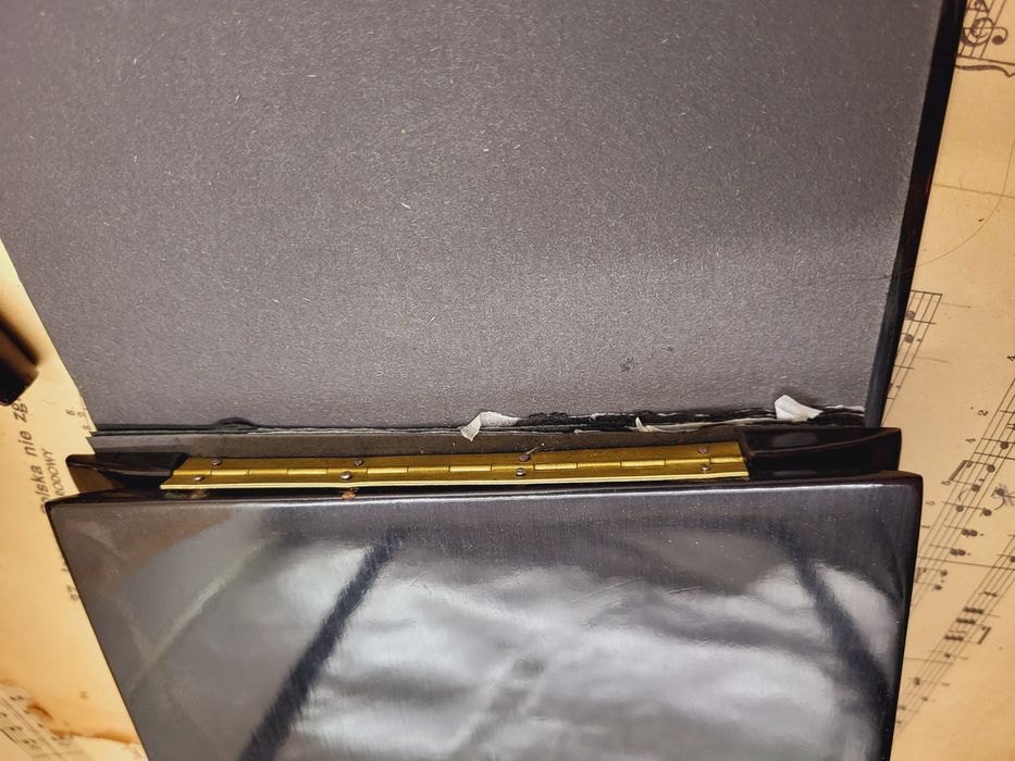 Stary album na zdjęcia wykonany z laki