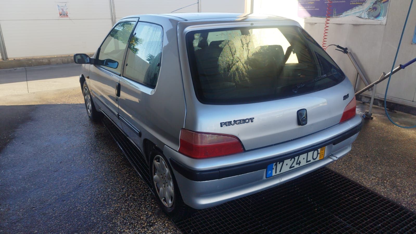 Peugeot 106.                ...