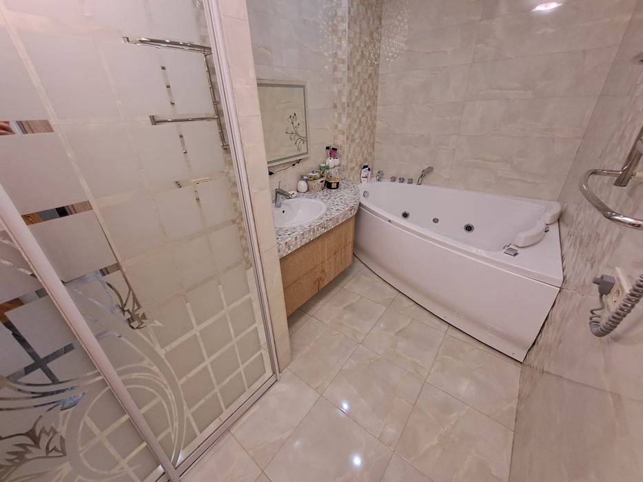 Продам трехкомнатную квартиру у моря Парковая