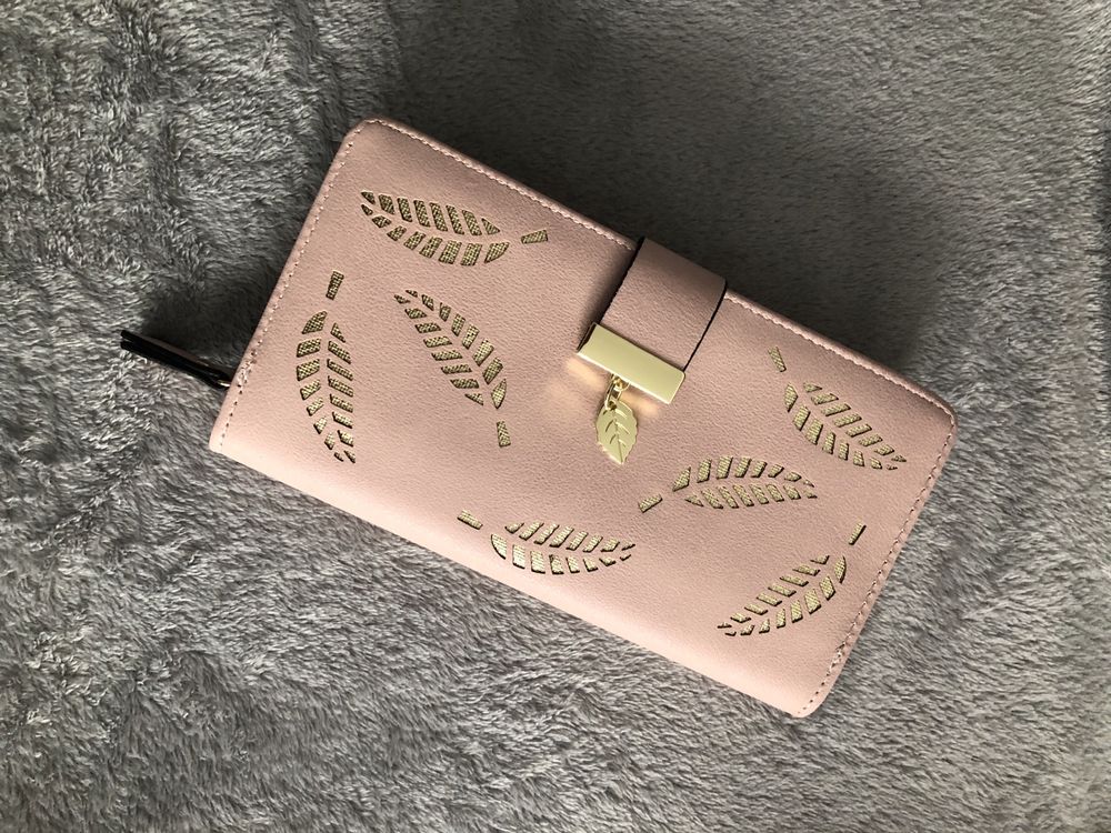 Nowy różowy portfel