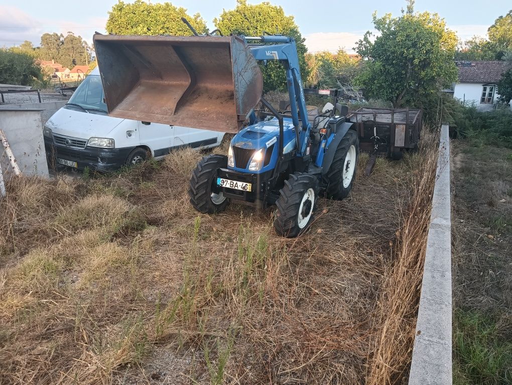 Trator New Holland c/carregador