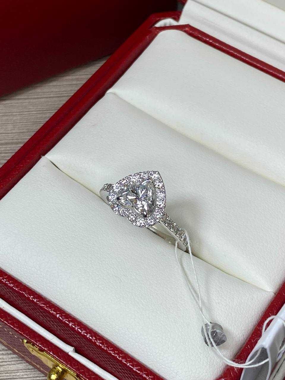 Золотое кольцо с бриллиантами Cartier.