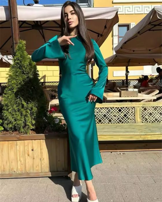 Атласне плаття в максі ізумруднього кольору