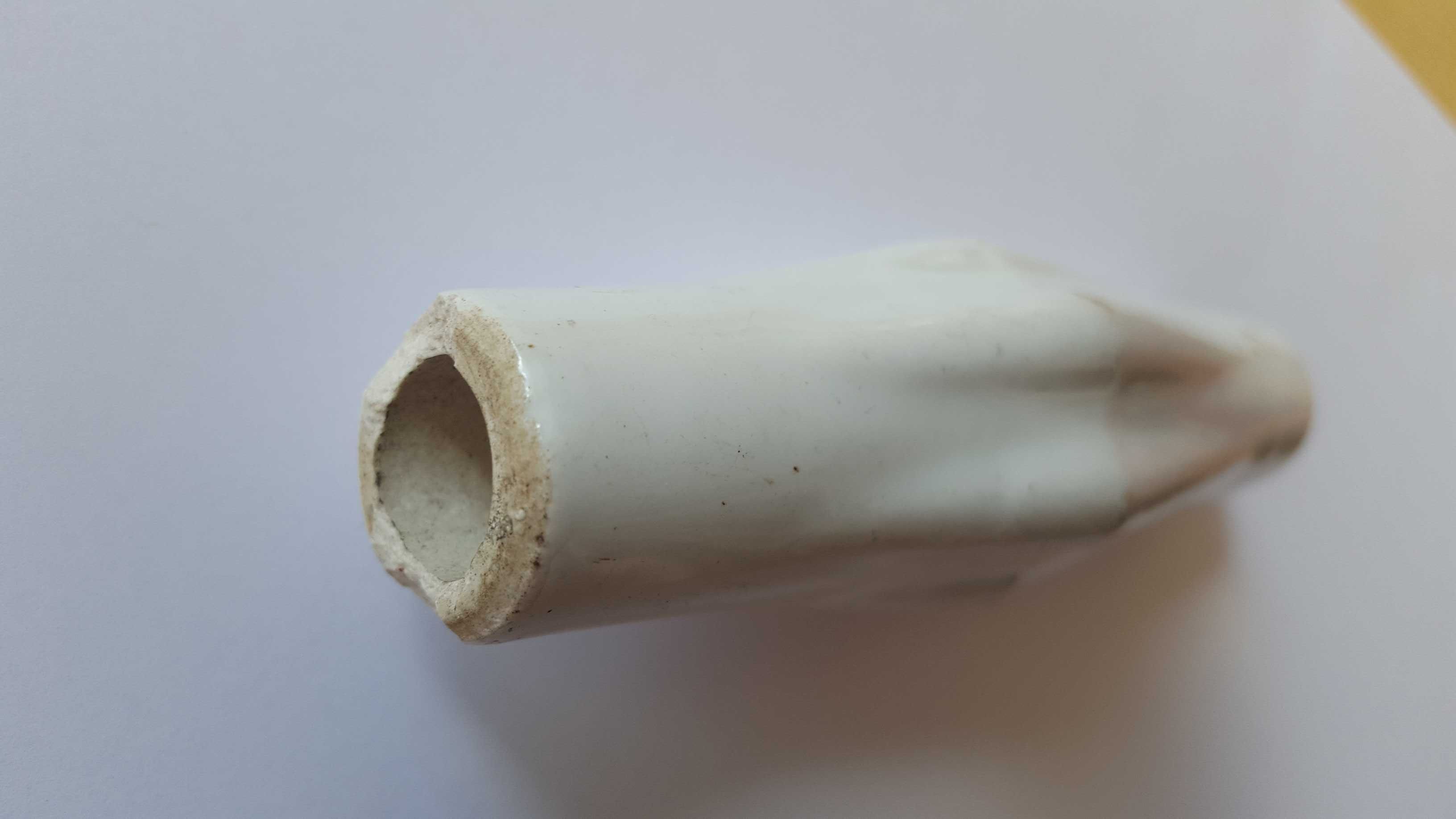 Porcelanowy/ceramiczny biały uchwyt z prl