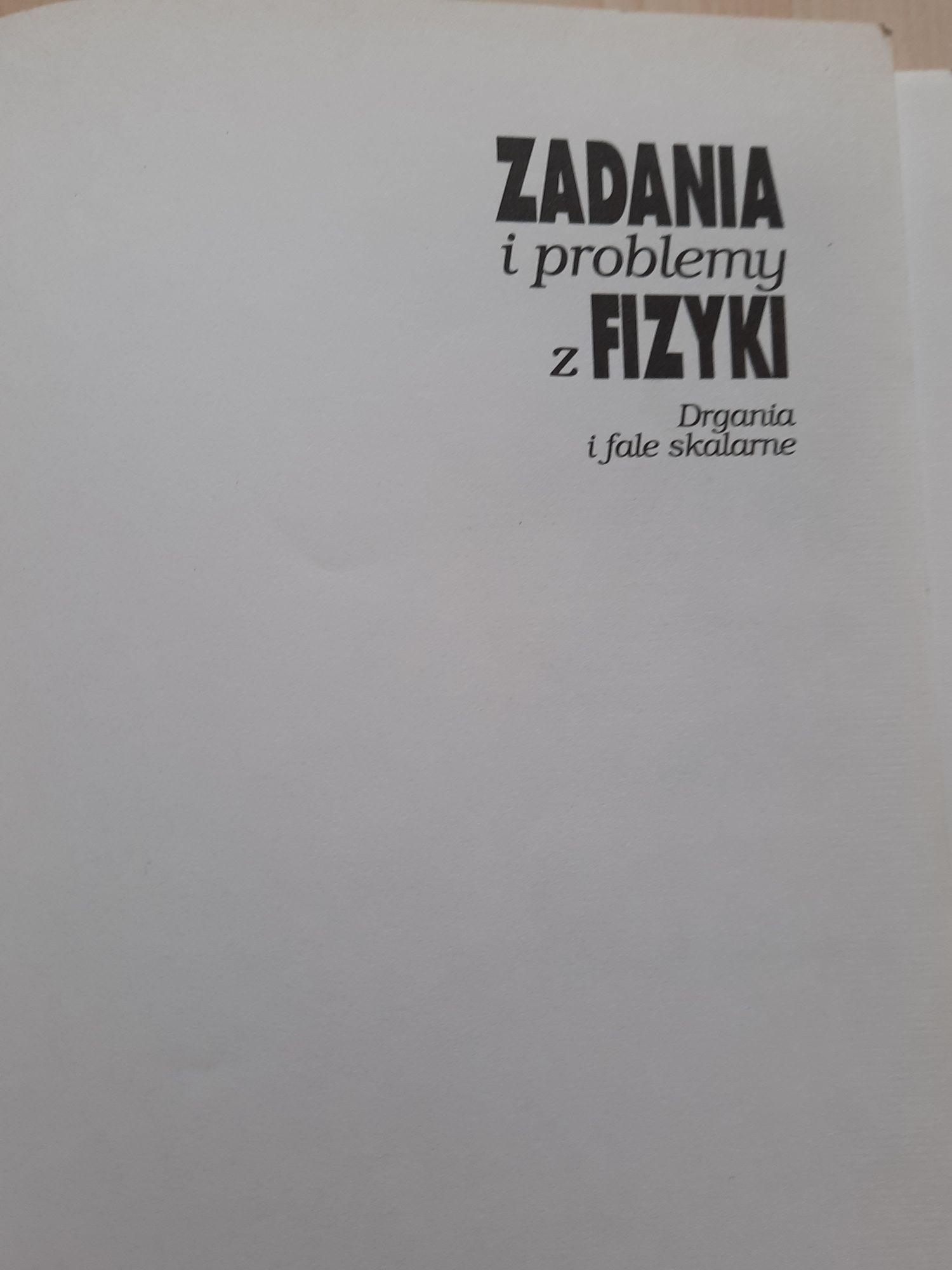 "Zadania i problemy z fizyki. Drgania i fale skalarne"M.Baj i inni