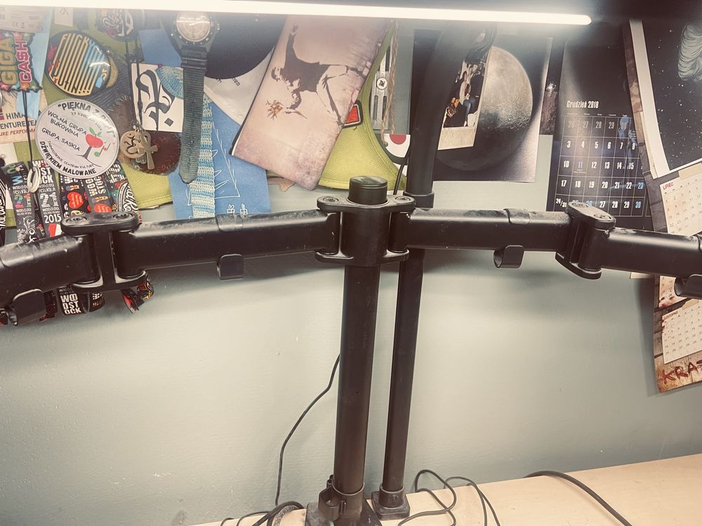 Dwa monitory Dell P2210 ze stojakiem bo biutka podwojnym