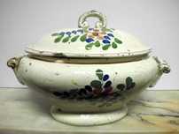 antiga terrina em faiança portuguesa com desenho de flores