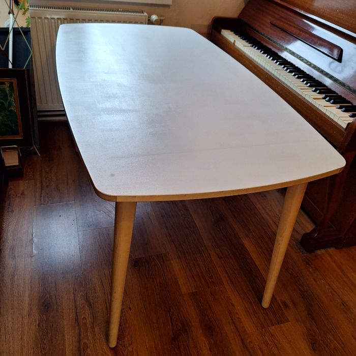 Stół z białym blatem zaokrąglone rogi stołu