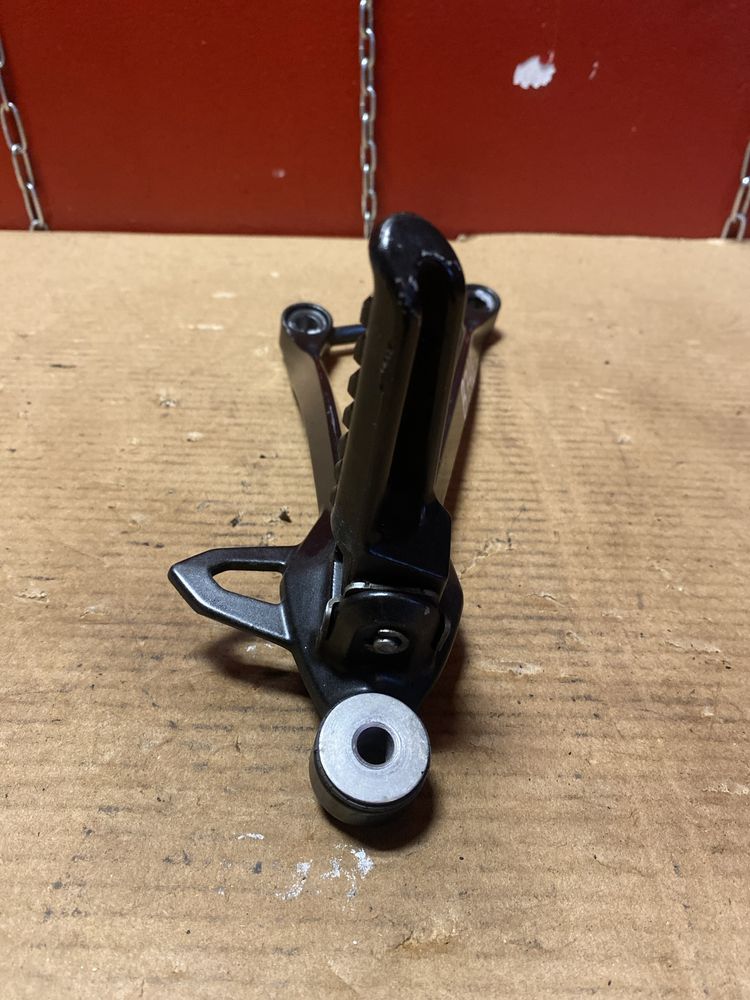 Kawasaki Ninja ZX-10R prawy set podnóżek B746