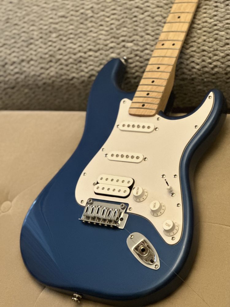 Гитара Fender squire Stratocaster без струн.