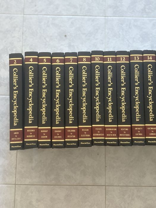 Coleção de 21 volumes de Collier’s Encyclopedia +Dicionario +Year book
