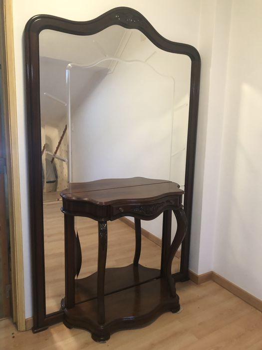 Consola / credencia em madeira escura  e espelho para desocupar