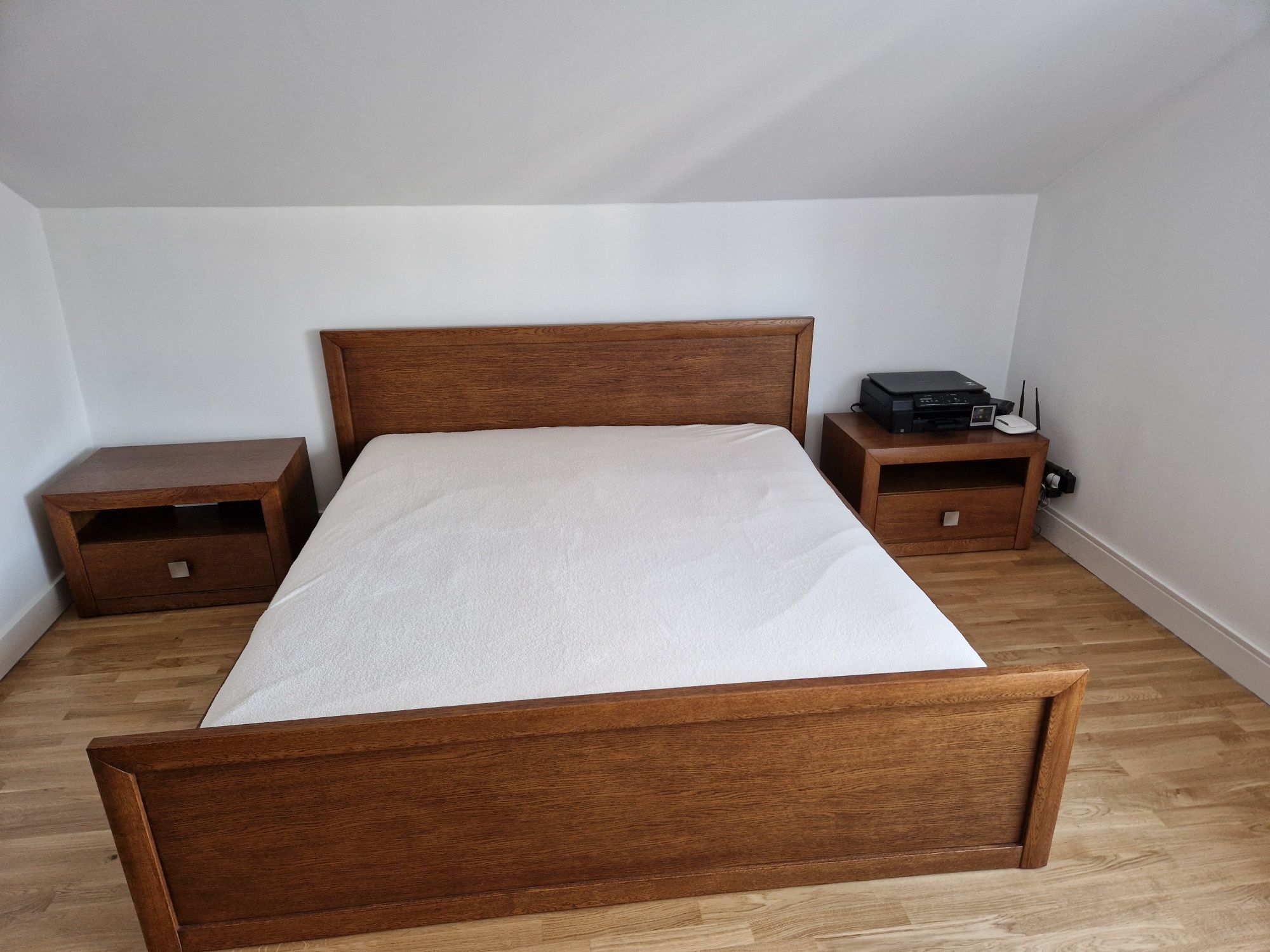 Sypialnia , łóżko wraz z dwoma szafkami