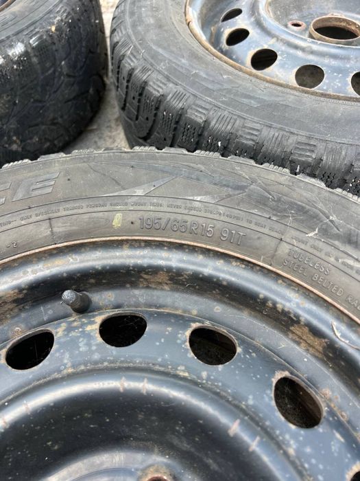 Продам комплект зимней резини TOYO  195/65 R15(без дисков)